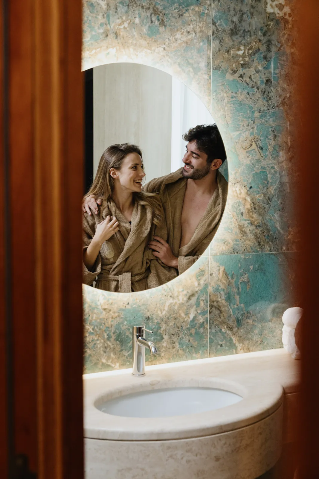Il bagno in marmo della camera