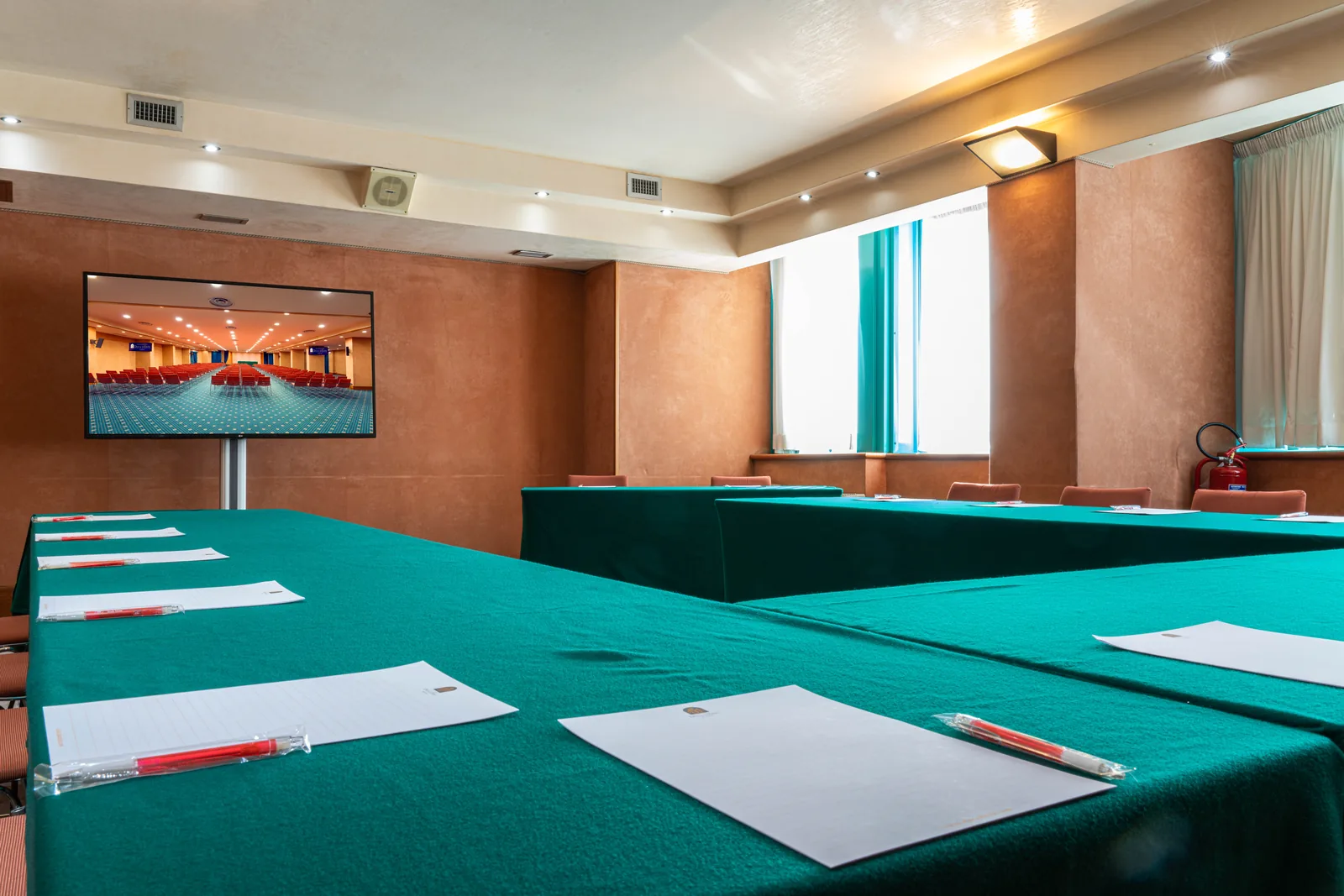 Saletta meeting 40 mq con allestimento a ferro di cavallo